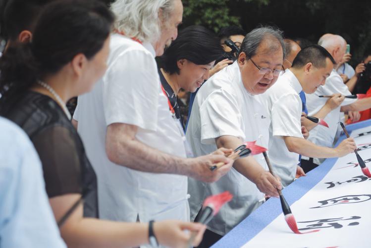 诗酒文化丨国际诗酒文化大会,各国诗人挥写"三行诗"